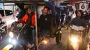 Para pengendara kendaraan roda dua ini lebih memilih mudik di malam hari untuk menghindari panas di siang hari. (Liputan6.com/Herman Zakharia)