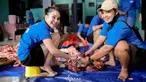 Pedangdut Ayu Ting Ting membagikan momen memotong hewan kurban Idul Adha. Tahun ini, dia berkurban tiga sapi. (Instagram/ayutingting92)