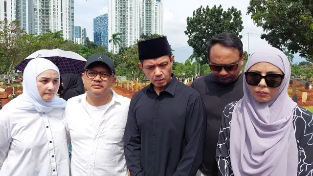 Bebi Romeo, Meisya Siregar, Mona Ratuliu di pemakaman Iqbal Pakula