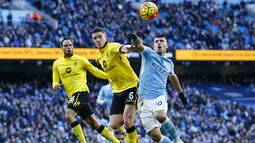 Striker Manchester City, Sergio Aguero, berebut bola dengan bek Aston Villa, Ciaran Clark. Kemenangan ini membuat City berada di posisi ke-4 klasemen Liga Premier Inggris. (Reuters/Darren Staples)