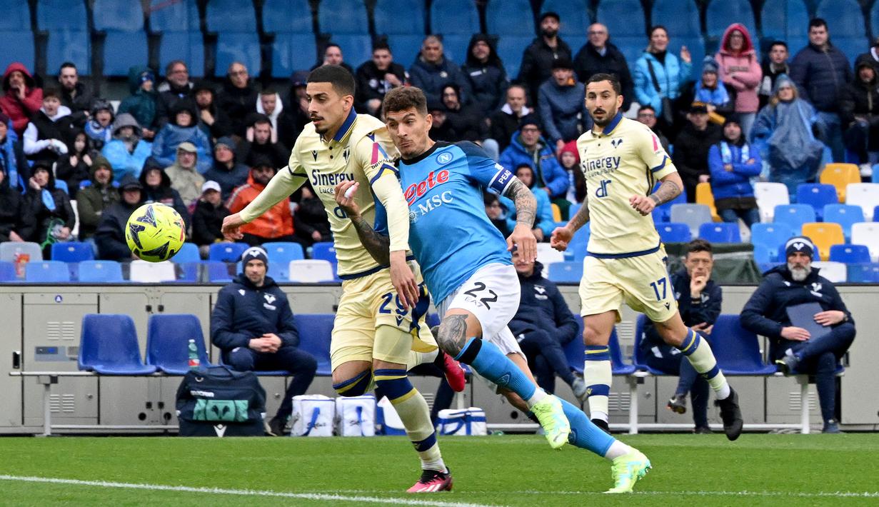 Pemain Napoli, Giovanni Di Lorenzo (tengah) berebut bola dengan pemain Hellas Verona, Fabio Depaoli pada laga lanjutan Liga Italia 2022/2023 di Maradona Stadium, Napoli, 15 April 2023. Di Lorenzo berhasil membayar kepercayaan Luciano Spalletti ketika ditunjuk sebagai kapten Napoli. Ia mampu memimpin tim dengan sangat baik dan tak pernah absen sekalipun dalam laga Liga Italia musim ini. (AFP/Andreas Solaro)
