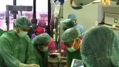 Sebanyak 100 orang dokter dilibatkan dalam operasi pemisahan bayi kembar siam itu.