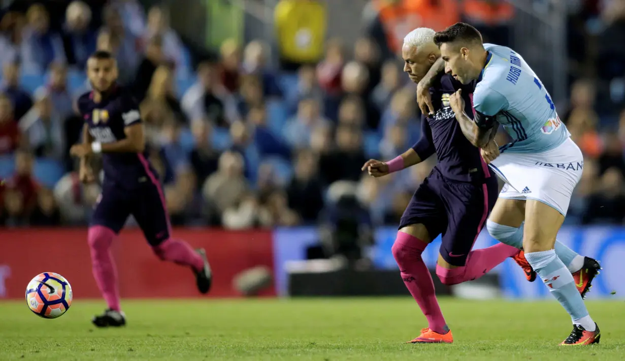 Penyerang Barcelona, Neymar berusaha mengejar bola dari kawalan bek Celta Vigo, Hugo Mallo pada lanjutan liga Spanyol di Stadion Balaidos, Vigo (3/10).  Celta Vigo berhasil mengalahkan Barcelona dengan skor 4-3. (REUTERS/Miguel Vidal)