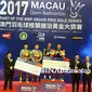 Ganda putra Indonesia, Wahyu Nayaka Arya Pangkaryanira/Ade Yusuf Santoso, naik podium utama pada Makau Terbuka Grand Prix Gold 2017, Minggu (12/11/2017). (Twitter/Ina-Badminton)