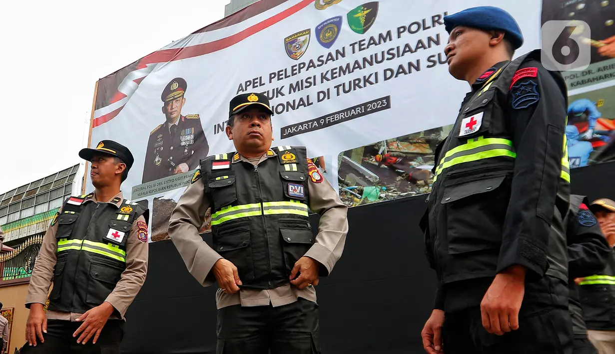 Team Polri untuk misi kemanusiaan internasional di Turki dan Suriah berkumpul saat apel pelepasan di Mabes Polri Jakarta, Kamis (9/2/2023). Polri mengirimkan bantuan sebanyak 26 orang personel untuk misi kemanusiaan internasional gempa Turki dan Suriah, dengan tiga unsur yakni tim medis, DVI, dan K9. (Liputan6.com/Angga Yuniar)