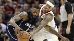 Pemain Cleveland Cavaliers, Isaiah Thomas (kanan) berusaha menghalau bola dari genggaman pemain Orlando Magic, Jonathon Simmons pada lanjutan NBA basketball game di Quicken Loans Arena, (18/1/2018). Cavaliers menang 104-103. (AP/Tony Dejak)