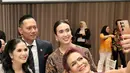 Wajah Annisa Pohan nampak dipulas dengan glam look yang aplikasikan smokey eye dan nude lips [@agusyudhoyono]