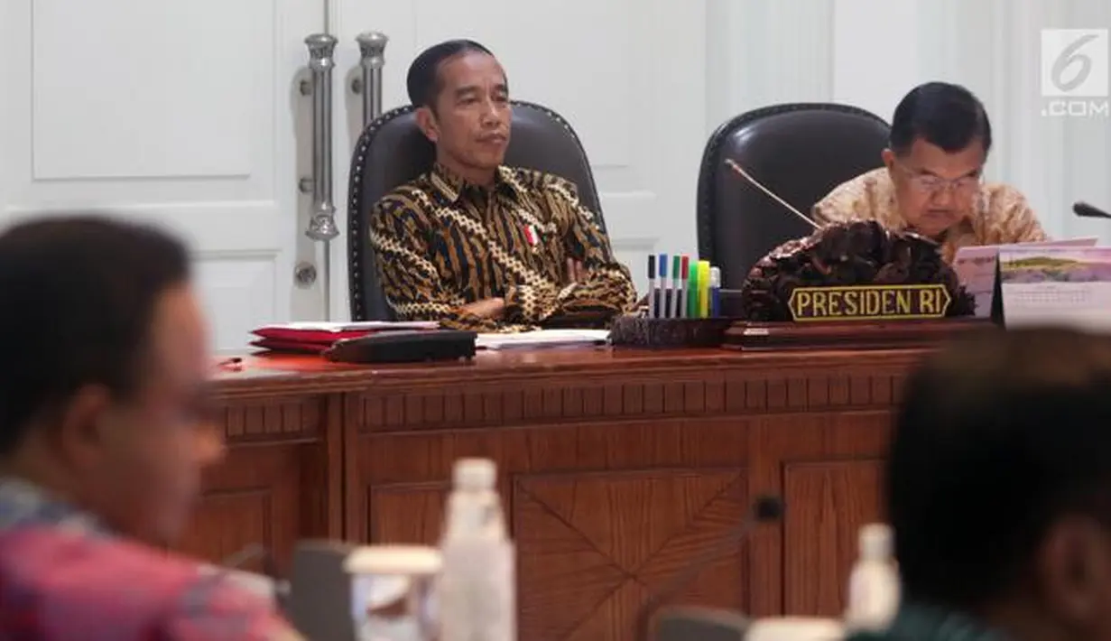 Presiden Joko Widodo atau Jokowi (kiri) didampingi Wakil Presiden Jusuf Kalla saat memimpin rapat terbatas (ratas) di Kantor Presiden, Jakarta, Senin (29/4/2019). Kajian pemindahan ibu kota telah sampai ke tangan Presiden sejak tahun lalu. (Liputan6.com/HO/Radi)