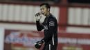 Kiper Bhayangkara FC, Awan Setho, saat melawan Mitra Kukar pada laga Liga 1 di Stadion PTIK, Jakarta, Kamis (17/5/2018). Bhayangkara FC menang 1-0 atas Mitra Kukar. (Bola.com/M Iqbal Ichsan)