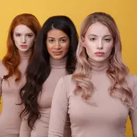 Tiga orang perempuan berbaris ke arah belakang (Foto Dok: Freepik/drobotdean).