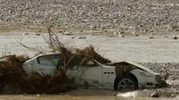 Sebuah Maserati Quattrorporte berkelir putih terbengkalai di sebuah sungai di selatan Israel.