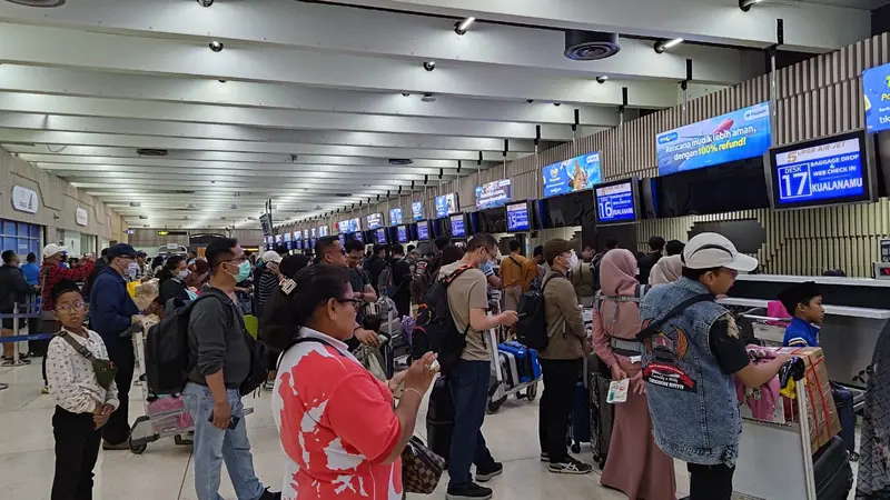 Pergerakan penumpang di Bandara Internasional Soekarno Hatta pada H-5 Lebaran Idul Fitri.