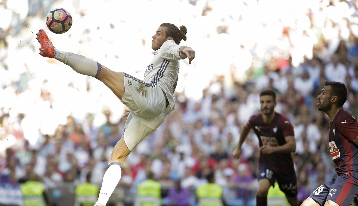 Winger asal  Welsh, Gareth Bale m menempati utrutan ketiga dengan total tembakan sebanyak 26 kali hingga pekan ke-9 La Liga Santander. (EPA/Emilio Naranjo)
