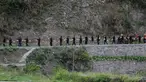 Orang-orang dari etnis minoritas Miao membawa persembahan ketika mereka menghadiri upacara pengorbanan untuk dewa gunung di Jianhe di provinsi Guizhou barat daya China (15/4). (AFP Photo/China Out)