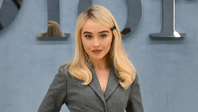 Belahan Rambut Kakak: Tampil Cantik, Gaya Samping Kembali!