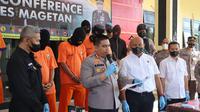 Tiga tersangka pupuk palsu digelandang ke Polres Magetan. (Dian Kurniawan/Liputan6.com)