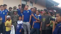 Pemain Persib Bandung saat mengunjungi lokasi banjir bandang di Garut, Selasa (27/9/2016). (Bola.com/Permana Kusumadijaya)