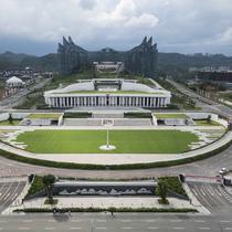Sebelumnya, Menteri Sekretaris Negara (Mensesneg) Prasetyo Hadi mengungkap bahwa Presiden Prabowo Subianto memerintahkan Kepala Otorita Ibu Kota Nusantara (IKN) Basuki Hadimuljono untuk menyelesaikan pembangunan IKN dalam waktu tiga tahun. Tampak foto udara yang diambil pada 14 Agustus 2025 ini menunjukkan istana kepresidenan yang sedang dibangun di Ibu Kota Nusantara (IKN), ibu kota baru Indonesia yang direncanakan, di Kalimantan Timur. (Foto oleh AFP)