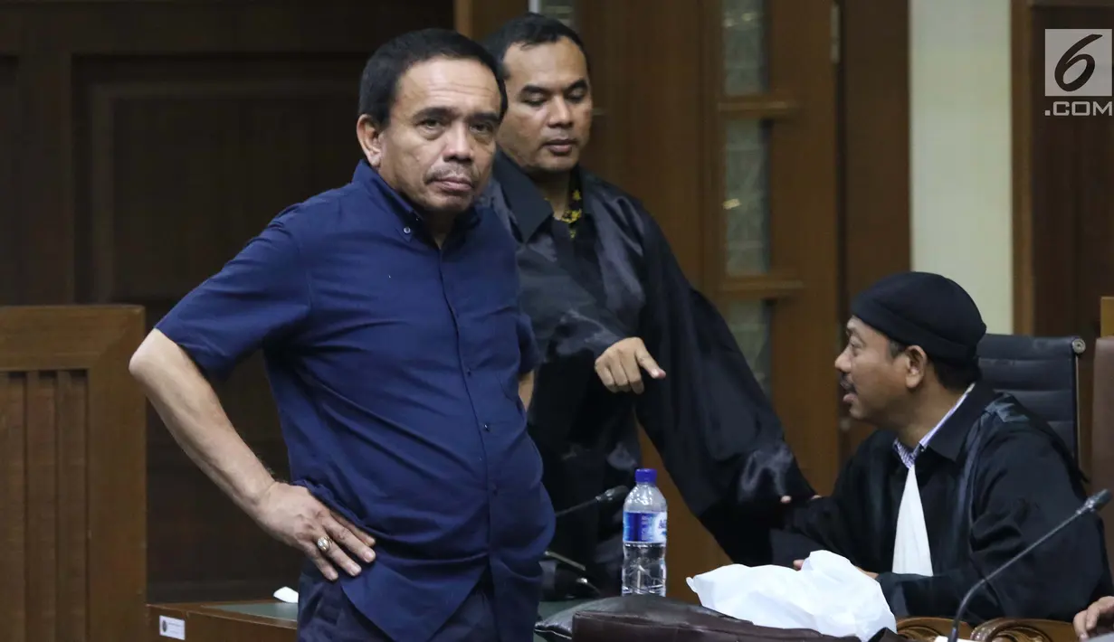 Gubernur Aceh nonaktif Irwandi Yusuf (kiri) saat jeda sidang tuntutan suap Dana Otonomi Khusus Aceh 2018 dan penerimaan gratifikasi pembangunan Dermaga Sabang di Pengadilan Tipikor Jakarta, Senin (25/3). Jaksa meyakini Irwandi bersalah menerima suap dan gratifikasi. (Liputan6.com/Helmi Fithriansyah)