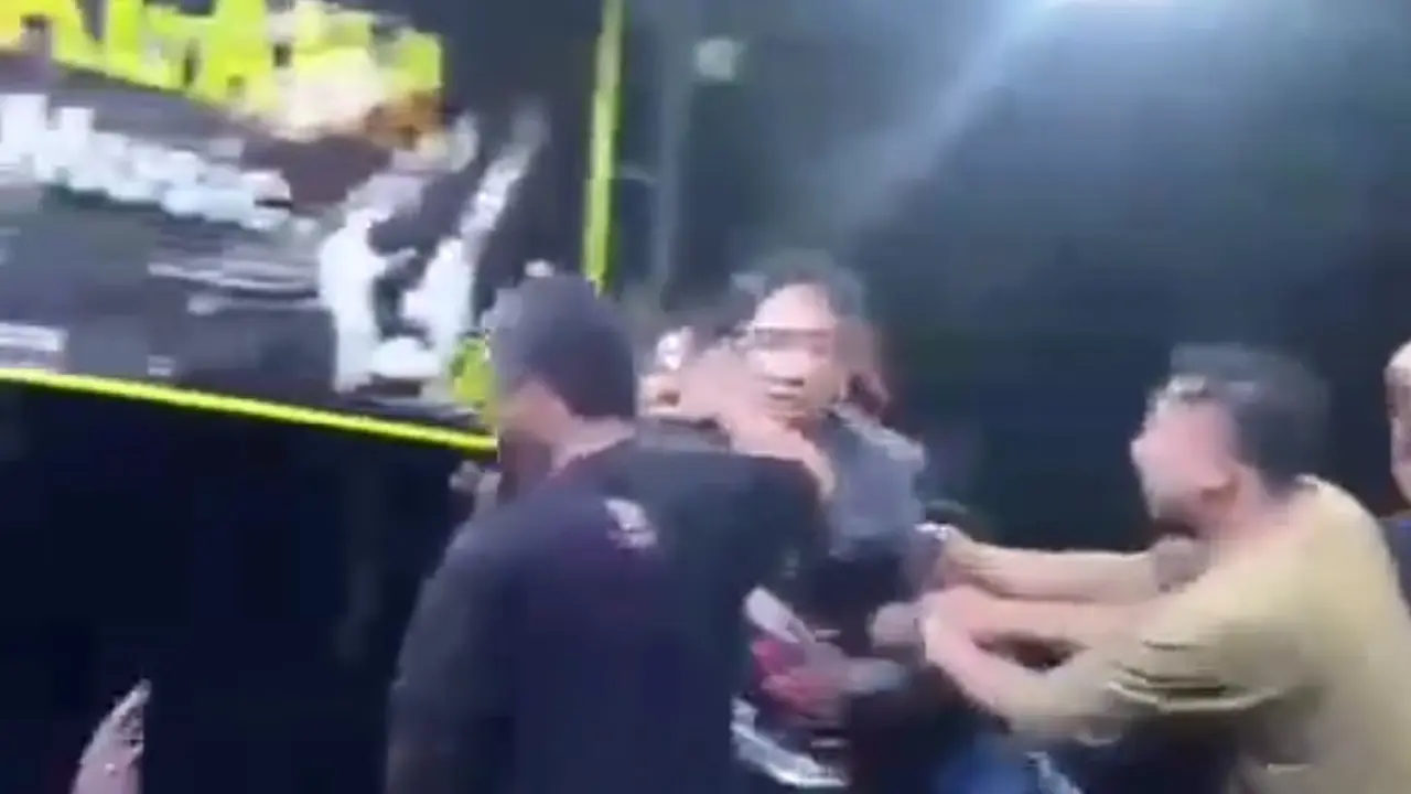 Potongan video pemain organ tunggal dikeroyok