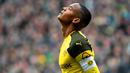 2. Manuel Akanji (Dortmund) - Klub asal Jerman ini memang tidak pernah absen mengorbitkan pemain muda berbakat setiap musimnya. Bek tengan 23 tahun ini penampilannya semakin berkembang bersama Lucien Favre pada musim lalu. (AFP/Patrik Stollarz)