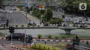 Kendaraan melintas di kawasan ganjil genap di jalan thamrin, Jakarta, Rabu (8/4/2020). Ditlantas Polda Metro Jaya mengumumkan perpanjangan masa peniadaan kebijakan pembatasan kendaraan bernomor polisi ganjil genap di wilayah Jakarta hingga 19 April 2020. (Liputan6.com/Faizal Fanani)