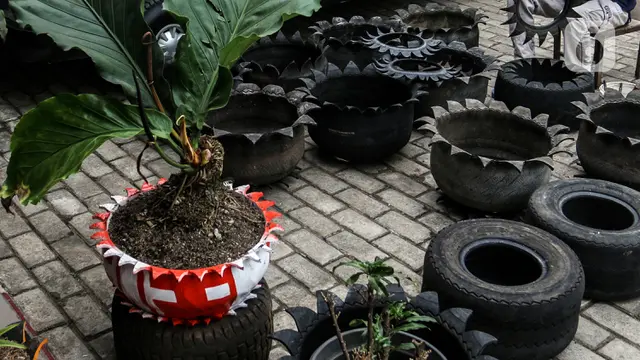 Ban Bekas Disulap Jadi Pot Bunga Cantik