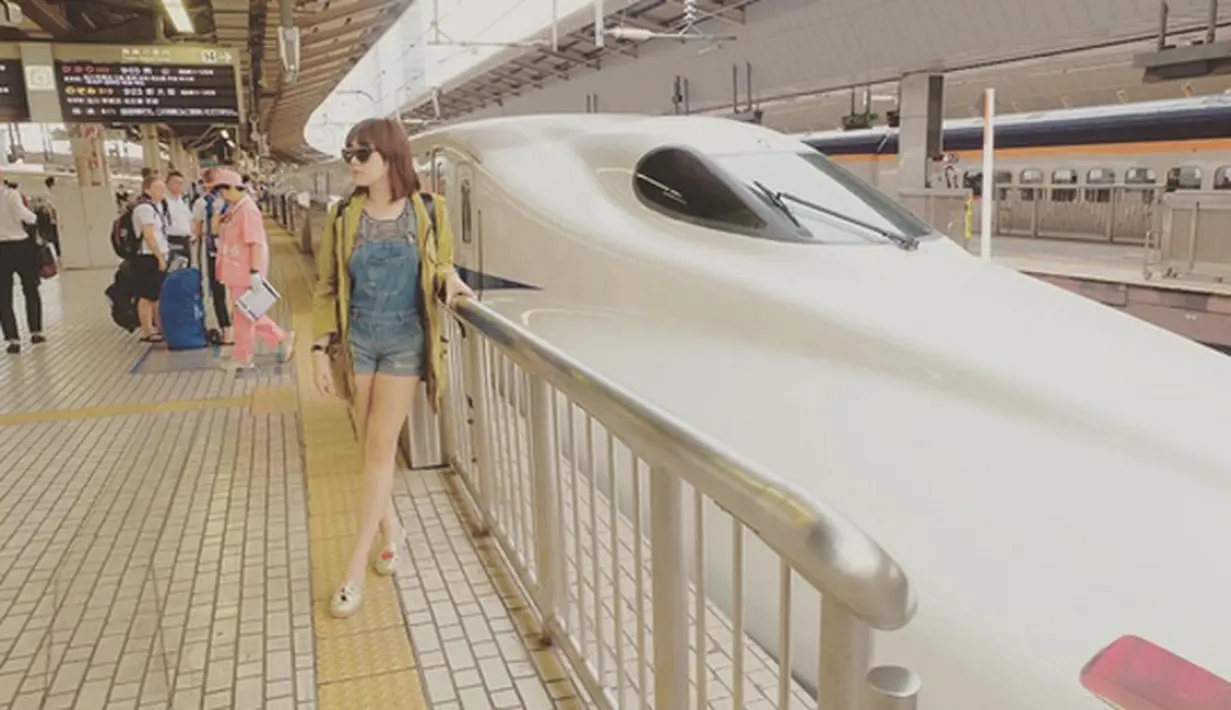 Jepang terkenal dengan kereta apinya yang sangat cepat, Shinkansen, bisa mencapai kecepatan 300 km/jam. Kali ini Vicky Shu berada di Stasiun Tokyo dan berfoto bersama kereta super cepat itu. (via instagram/@vickyshu)