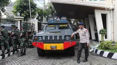 Polisi berdiri dekat mobil Barracuda di halaman Pengadilan Negeri Jakarta Utara, Senin (26/2). Kendaraan taktis itu disiagakan dalam pengamanan sidang peninjauan kembali (PK) yang diajukan Basuki Tjahaja Purnama (Ahok). (Liputan6.com/Arya Manggala)