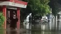 Banjir setinggi 1,5 meter di Jalan Baru Underpass, Bekasi Timur, Kota Bekasi, membuat akses jalan terputus. (Istimewa)