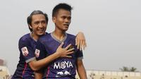 Striker Persita Tangerang, Chandra Waskito, merayakan gol yang dicetak Sirvi Arfani ke gawang Persibat Batang pada laga Liga 2 di Stadion Sport Center, Tangerang, Selasa (2/7). Persita menang 4-0 atas Persibat. (Bola.com/Vitalis Yogi Trisna)