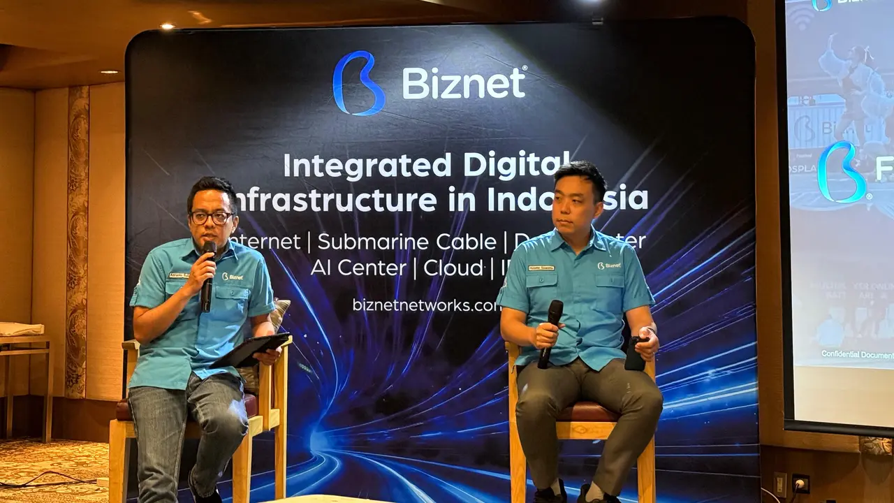 Senior Manager Marketing Biznet, Adrianto Sulistyo bersama Vice President Marketing Biznet, Hutomo Siswanto di konferensi pers 'Biznet 25th Anniversary', Rabu (1/10/2025) di Jakarta. Liputan6.com/Iskandar