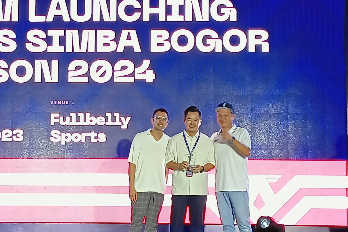[Fimela] Raffi Ahmad dan Gading Marten di perkenalan tim Rans Simba Basketball