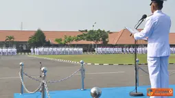 Citizen6, Surabaya: Sedikitnya 2.500 Prajurit Perwira, Bintara, Tamtama, dan PNS Kobangdikal peringati hari Kesaktian Pancasila yang di pusatkan di lapangan Laut Maluku kesatrian Bumimoro Kobangdikal, Senin, (1/10). (Pengirim: Penkobangdikal)
