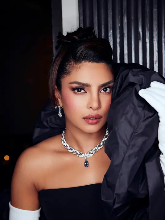 <p>Priyanka Chopra. Ia mengenakan kalung dari High Jewelry Bvlgari. Kalungnya ini terdiri dari 11,16 karat Laguna Blu Diamond Bvlgari. Foto: Instagram.</p>