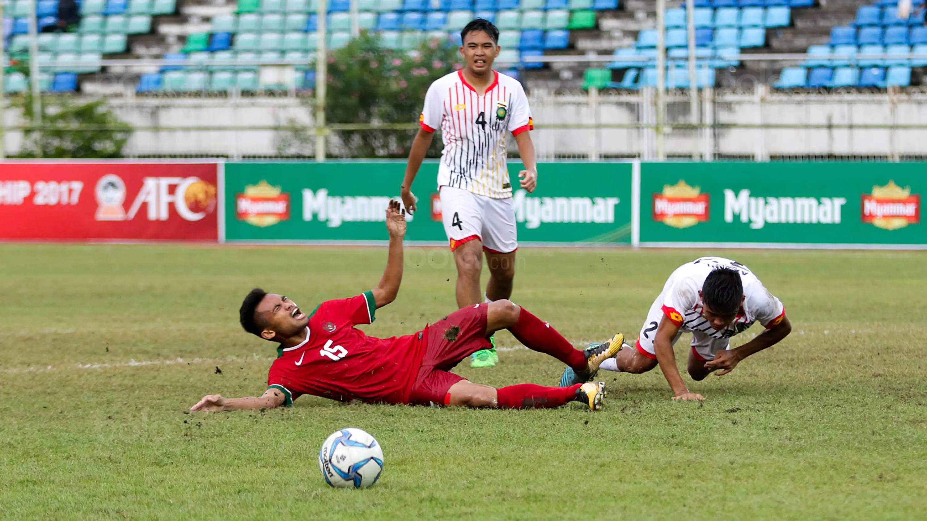 Pemain Timnas Indonesia U-19, Saddil Ramdani, terjatuh saat pertandingan melawan Brunei Darussalam pada laga Piala AFF U-18 di Stadion Thuwunna, Rabu (13/9/2017). Indonesia menang 8-0 atas Brunei Darussalam. (Liputan6.com/Yoppy Renato)