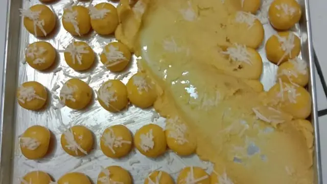 Cap Kaki Kucing, Ini 6 Potret Adonan Kue Lebaran yang Kinjak Ini Bikin Kesal