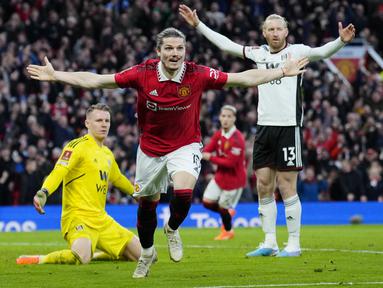 Gelandang Manchester United (MU) Marcel Sabitzer berselebrasi setelah mencetak gol kedua timnya ke gawang Fulham pada perempat final Piala FA 2022/2023 di Old Trafford, Senin (20/3/2023). (AP Photo/Jon Super)