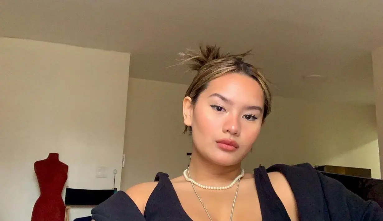 Gaya fashionnya bahkan didominasi nuansa monokrom dan minimalis. (Foto: Zahwa Massaid/ Instagram)