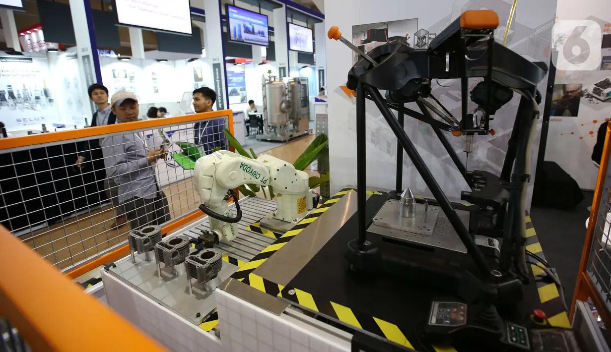Pengunjung melihat peralatan industri yang dipamerkan  dalam Manufacturing Indonesia 2019 di JIExpo, Kemayoran, Jakarta, Rabu (4/12/2019). Pameran manufaktur internasional terbesar di Indonesia tersebut berlangsung 4-7 Desember 2019. (Liputan6.com/Angga Yuniar)