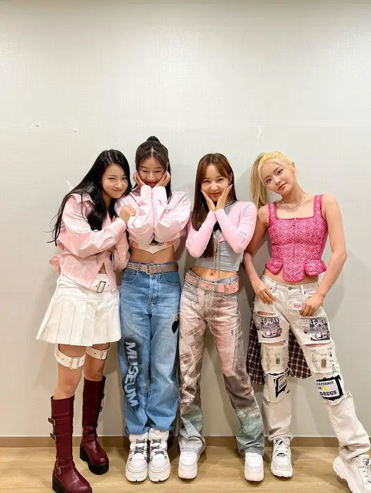 Kesuksesan grup dengan anggota Saena, Aran, Keena, dan Sio ini pun mendapatkan berbagai pujian dari netizen. Terlebih, kualitas vokal yang dimiliki juga tak lepas dari sorotan. (Liputan6.com/IG/@we_fiftyfifty)