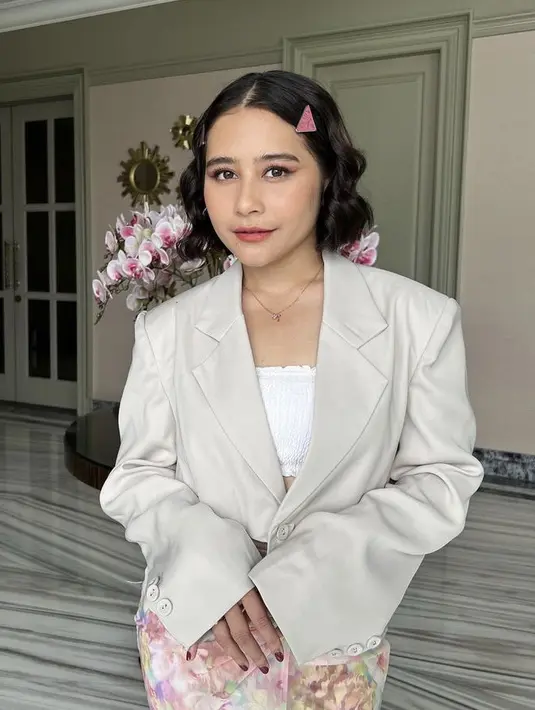 Di awal tahun, Prilly Latuconsina pun memotong rambut panjangnya menjadi di atas bahu. Ia pun menstyling rambut jadi wave belah tengah dan lebih cantik dengan jepitan rambutnya. (@prillylatuconsina96)