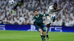 Bek Real Madrid asal Jerman bernomor punggung 22, Antonio Ruediger (kanan), menendang bola melewati gelandang Manchester City asal Portugal bernomor punggung 20, Bernardo Silva, selama pertandingan pekan ke-6 Phase League Liga Champions antara Real Madrid CF dan Manchester City di Stadion Santiago Bernabeu di Madrid, Kamis (11-12-2025) dini hari WIB. (Oscar DEL POZO/AFP)