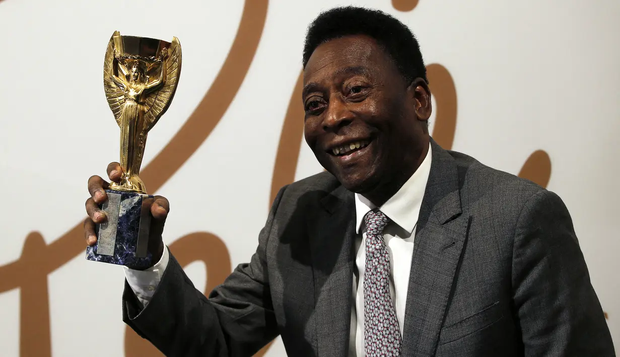 Salah satu legenda sepak bola dunia asal Brasil, Pele baru saja tutup usia pada Kamis (29/12/2022). Semasa aktif bermain sebagai pesepak bola, Pele tercatat telah menorehkan beberapa rekor fenomenal baik di level klub mauupun bersama timnas. Bahkan empat rekor di antaranya sampai saat ini belum mampu dipecahkan oleh pesepak bola manapun, termasuk dua pemain yang dianggap menjadi yang terbaik saat ini, Lionel Messi dan Cristiano Ronaldo. Berikut catatan keempat rekor tersebut. (AFP/Adrian Dennis)