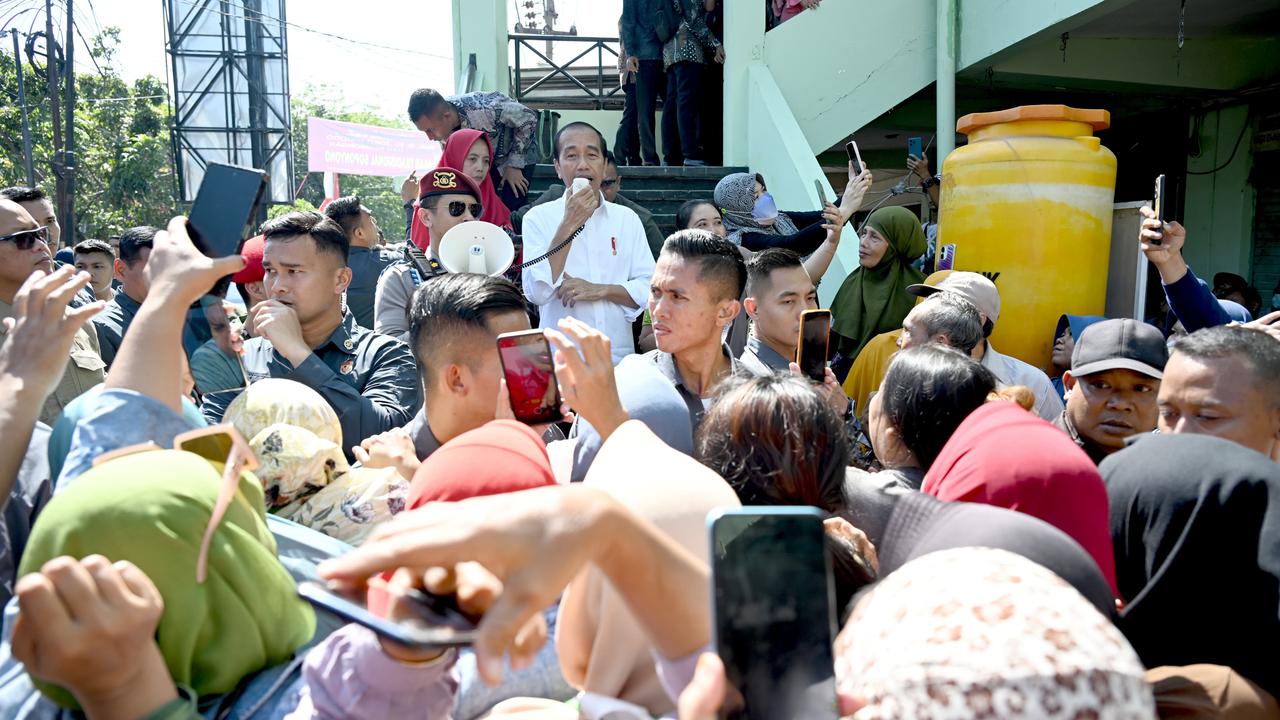 Presiden Jokowi mengunjungi Pasar Soponyono, Kota Surabaya, Jawa Timur, Jumat (6/9/2024). Dia pamit kepada warga yang berada di pasar tersebut.