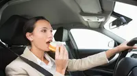 Ilustrasi sopir makan di dalam mobil (GEM Motoring Assist)