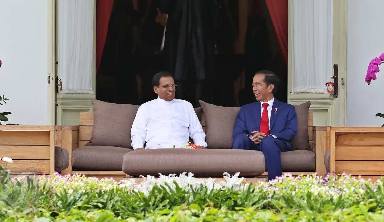 Presiden Jokowi dan Presiden Republik Sosialis Demokratik Sri Lanka Maithripala Sirisena berbincang di Istana Merdeka, Jakarta, Rabu (8/3). Pertemuan ini merupakan lanjutan sebelumnya, di sela penyelenggaraan KTT IORA ke-20. (Liputan6.com/Angga Yuniar)