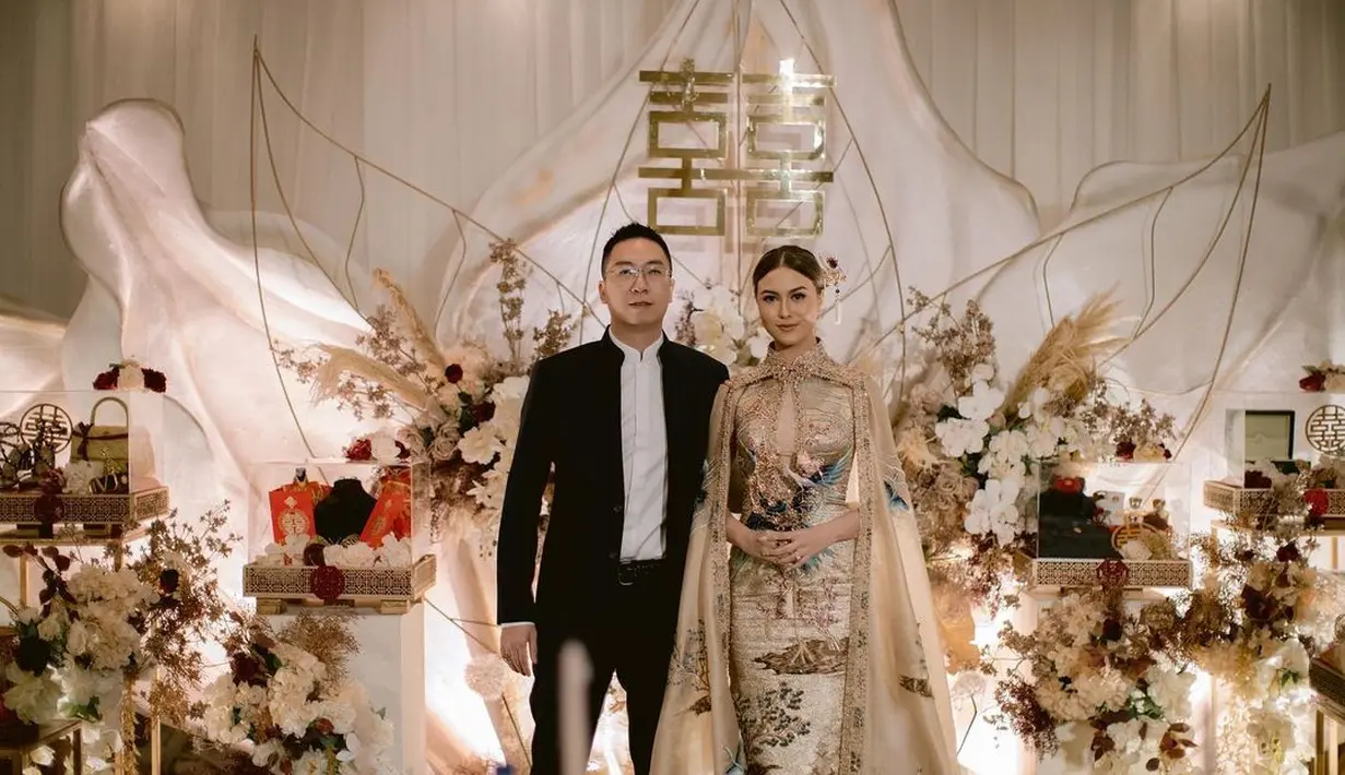 Marcella Daryanani, seorang model dengan paras ayu bak bule juga melaksanakan prosesi sangjit sebelum menikah. Ia memilih nuansa emas yang mewah, mulai dari dekorasi hingga cheongsam yang dikenakannya. Foto: Instagram.