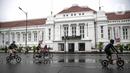 Pesepeda melintasi Museum BI saat uji coba penerapan zona rendah emisi di Kota Tua, Jakarta, Minggu (20/12/2020). Selama penerapan zona rendah emisi, kawasan Kota Tua hanya bisa dilalui pejalan kaki, pesepeda, angkutan umum, dan kendaraan khusus yang lulus uji emisi. (Liputan6.com/Faizal Fanani)
