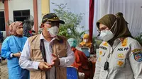 Wali Kota Depok, Mohammad Idris saat meninjau pelaksanaan vaksinasi di kantor Kecamatan Bojongsari, Kota Depok. (Liputan6.com/Dicky Agung Prihanto)